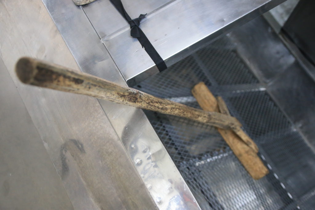 伊是名酒造　木製の櫂